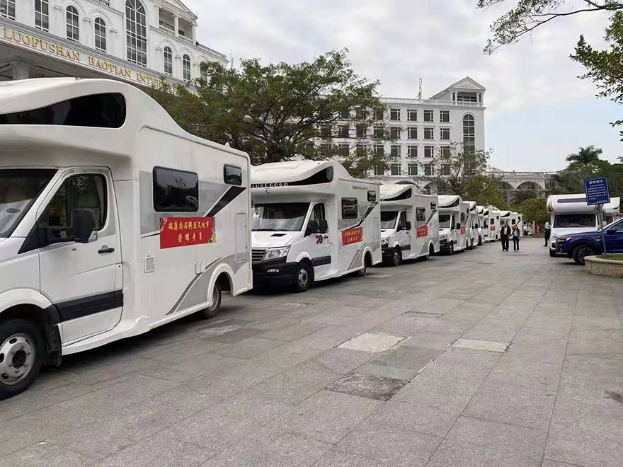 广东省广州市哪里有配带司机随驾自驾依维柯房车出租一天多少钱_广州租车游玩包车用车 首选广州现达汽车租赁公司