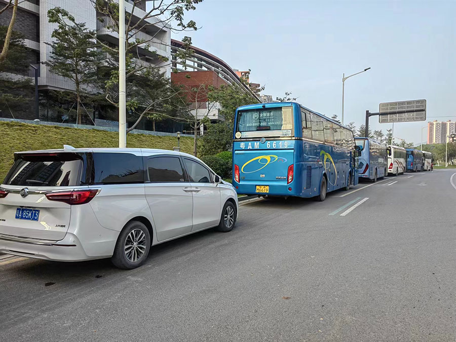 广州年会商务接待包车配带司机出租55人座带证旅游大巴车_广州租车用车 首选广州现达租车公司