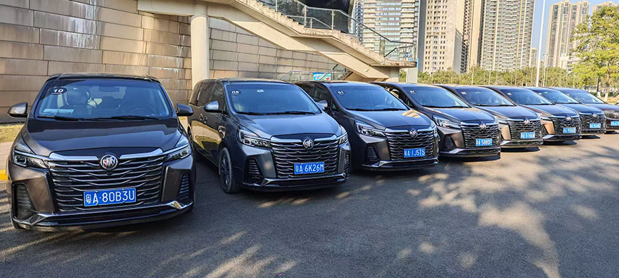 广州配带司机哪家专业别克GL8阿尔法商务租车公司_广州用车 首选现达汽车租赁公司